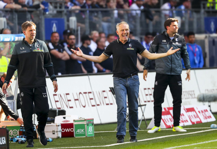 Freiburgs Cheftrainer Christian Streich (C) reagiert beim Bundesliga-Fußballspiel zwischen Hamburger SV und SC Freiburg in Hamburg. Foto: epa/Srdjan Suki