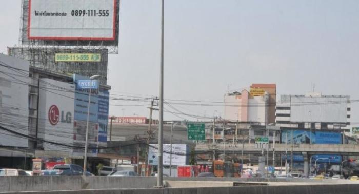 Riesige Werbetafeln sind in der ganzen Stadt zu finden: genutzte, ungenutzte und illegall errichtete. Foto: The Nation