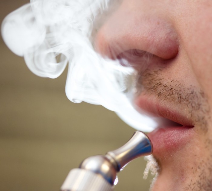 Immer wieder kommt es zu gefährlichen Vorfällen mit E-Zigaretten.Foto: epa/Friso Gentsch