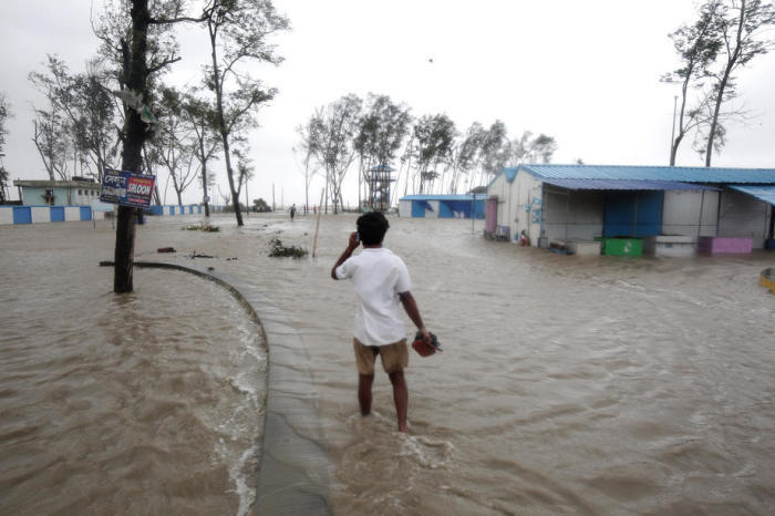 Ein Mann geht durch ein überflutetes Gebiet, als der Zyklon Yaas in Digha an Land geht. Foto: epa/Piyal Adhikary