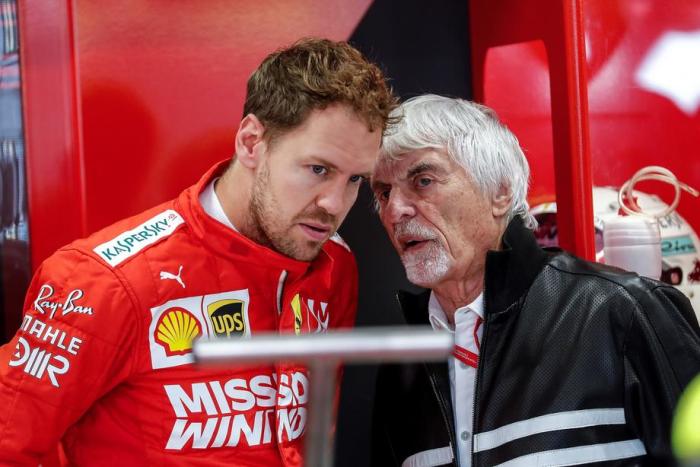 Der Formel-1-Pilot German Sebastian Vettel (L) vom Team Ferrari spricht mit dem ehemaligen Formel-1-Chef Bernie Ecclestone. Foto: epa/Sebastiao Moreira