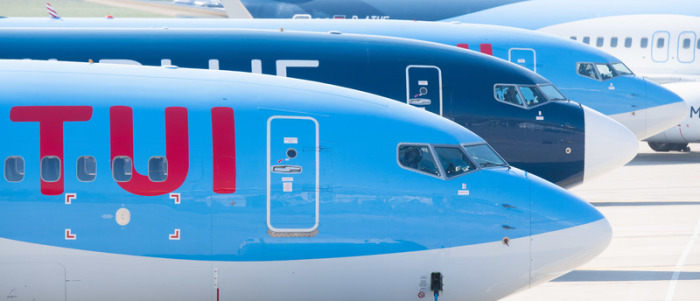 Flugzeuge von Tuifly parken am Flughafen Hannover. Der Weg für ein staatliches Hilfspaket an den Tui-Konzern in der Corona-Krise ist frei. Foto: Julian Stratenschulte/dpa