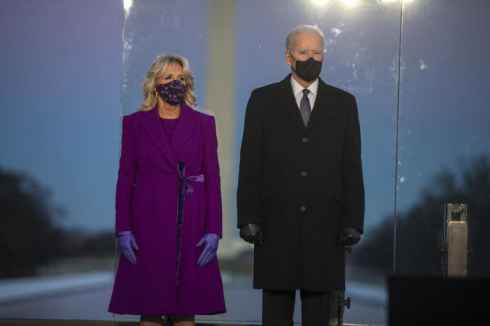 Präsident Joe Biden, mit Dr. Jill Biden, nimmt an einer COVID-Gedenkveranstaltung am Lincoln Memorial in Washington teil. Foto: epa/Shawn Thew