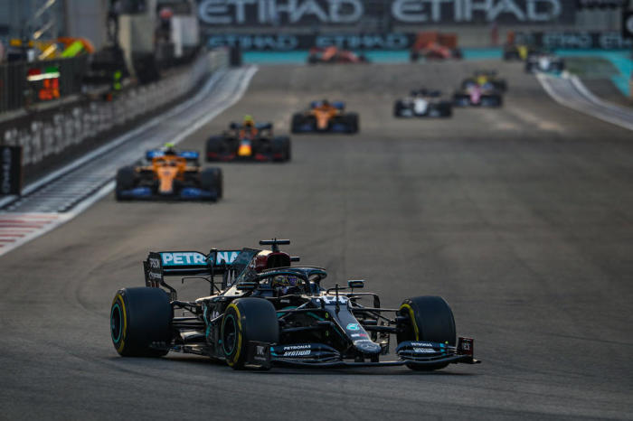 Britischer Formel-1-Pilot Lewis Hamilton (vorne) von Mercedes-AMG Petronas auf dem Weg zum dritten Platz beim Formel-1-Grand-Prix von Abu Dhabi. Foto: epa/Fia/f1 Handout