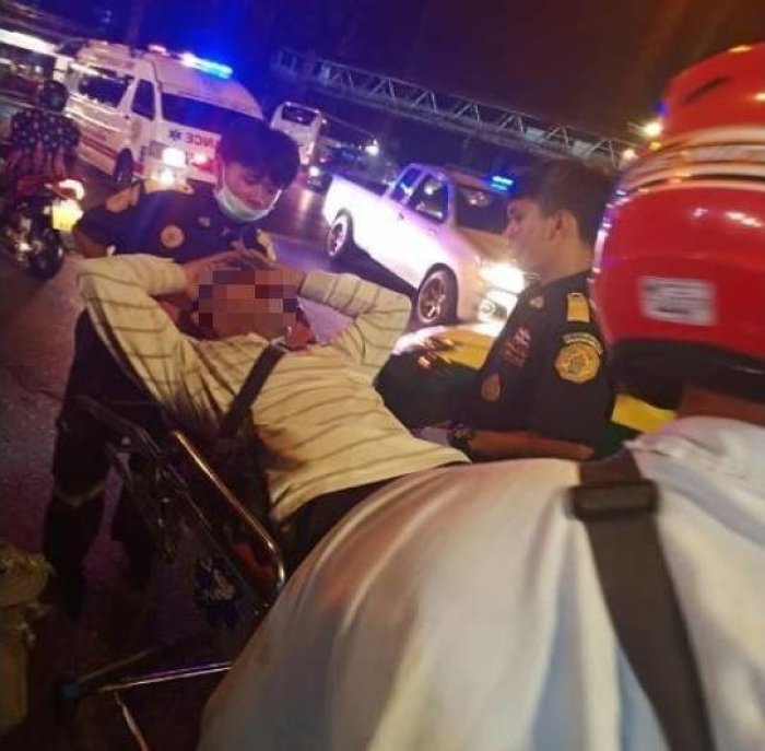 Nachdem aufgebrachte Passanten dem betrunkenen Unfallverursacher eine handfeste Lektion erteilt hatten, wurde er von der Ambulanz in ein Krankenhaus gebracht. Foto: Daily News
