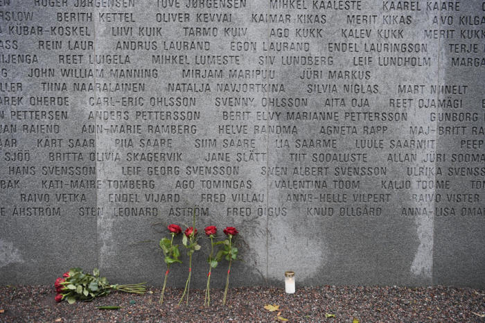 Am Estonia-Denkmal auf dem Friedhof der Galeerenwerft stehen Blumen und Kerzen. Foto: epa/Janerik Henriksson