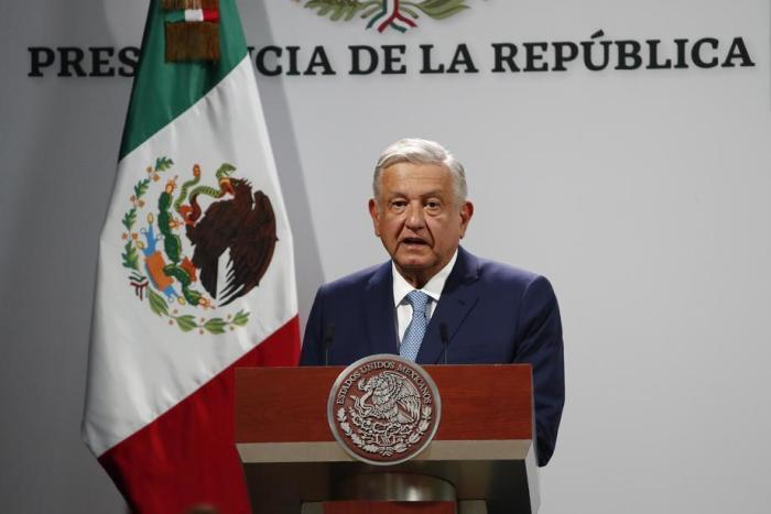 Mexikanischer Präsident Andres Manuel Lopez Obrador spricht am 100. Tag seines dritten Amtsjahres zur Menge im Nationalpalast in Mexiko. Foto: epa/Jose Mendez