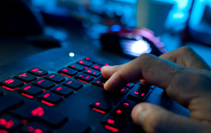 Ein Mann sitzt am Rechner und tippt auf einer Tastatur. Manager und Sicherheitsfachleute weltweit sehen in Cyberangriffen die größte Gefahr für Unternehmen. Foto: Nicolas Armer/dpa
