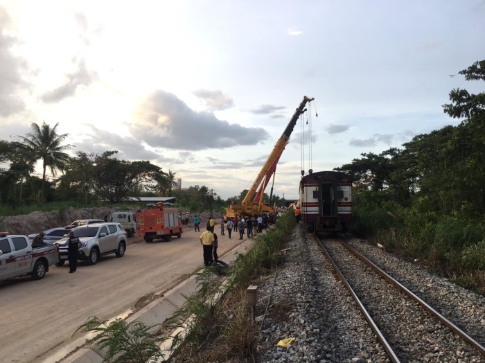 Mit Kranwagen wurden die aus den Schienen gesprungenen Waggons zurück aufs Gleis gesetzt. Foto: State Railway Of Thailand