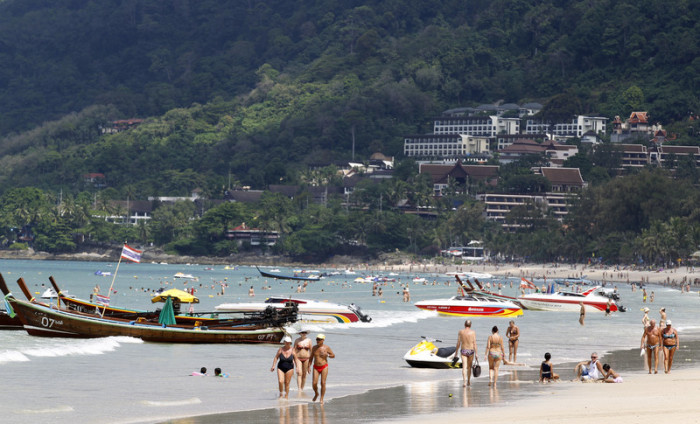Touristen am Patong Beach auf der Ferieninsel Phuket. Foto: epa/Yongyot Pruksarak