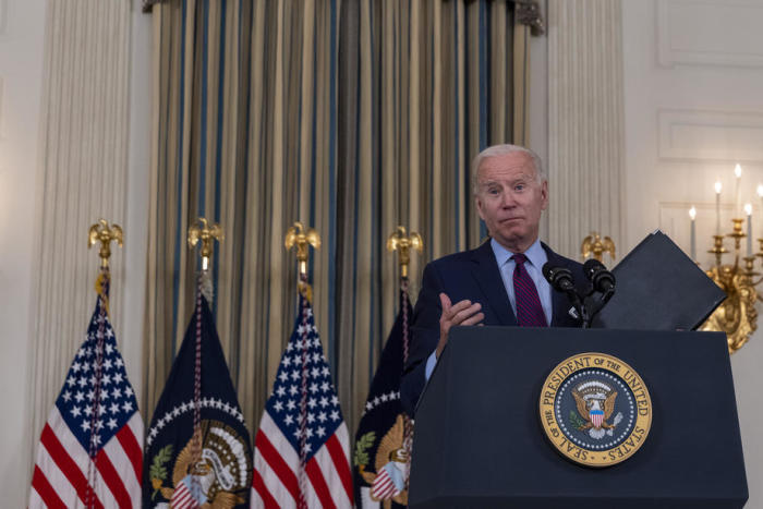 Der amerikanische Präsident Joe Biden hält eine Rede im staatlichen Speisesaal des Weißen Hauses in Washington. Foto: epa/Tasos Katopodis