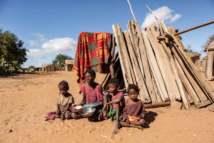 Tamiry lebt mit ihren drei Kindern Torovelo, Mbahomamy und Manenjina in Fandiova, einem der Dörfer, in denen sich die Situation am meisten verschlechtert hat. Foto: Tsiory Andriantsoarana/Wfp/dpa