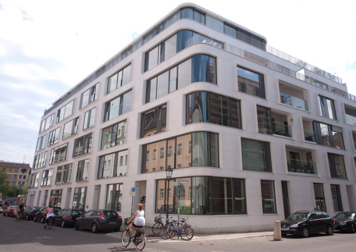 Eine Luxus-Immobilien-Anlage in der Berliner Linienstraße. Foto: epa/Sebastian Kahnert