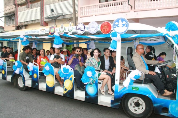 Mit einer „Tram“ werden die wichtigsten Sehenswürdigkeiten in der „Stadt der drei Buchten“ angesteuert. Foto: Tourism Authority Of Thailand