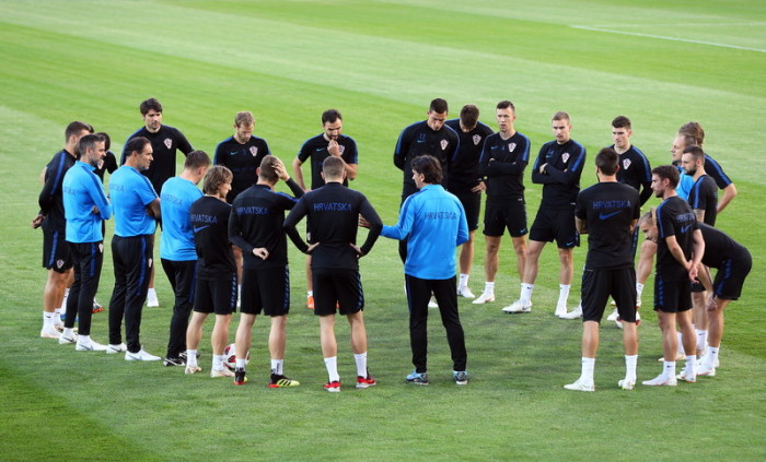 Kroatiens Nationaltrainer Zlatko Dalic (vorne M.) führt das Training seines Teams in Moskau an. Foto: epa/Abedin Terkenareh