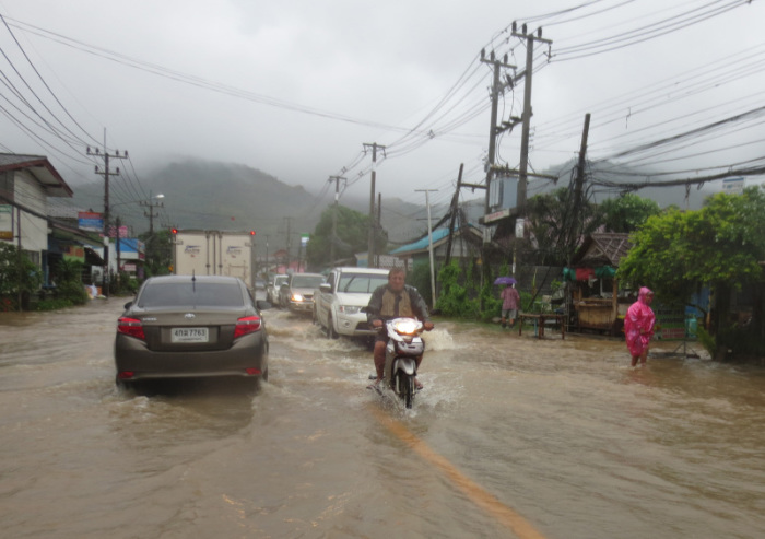 Die Ringstraße bei Lamai Samstagnachmittag um 16 Uhr: Teile sind schon wieder überflutet, dennoch ist die Situation nicht so dramatisch wie Anfang Dezember.