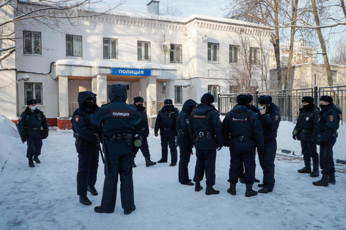 Polizisten patrouillieren vor der Polizeistation in Khimki, in der der inhaftierte russische Oppositionsführer und Anti-Korruptions-Aktivist Alexej Nawalny festgehalten wird. Foto: epa/Sergei Ilnitsky