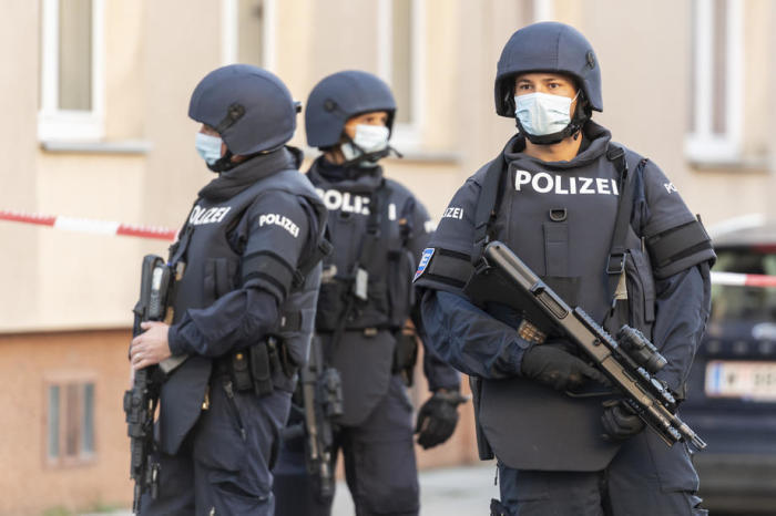 Österreichische bewaffnete Polizeibeamte bei einer Razzia in einer Moschee in Wien. Foto: epa/Felix Huber