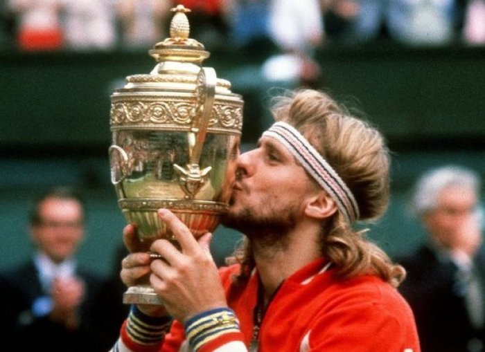 Der Schwede Björn Borg küßt die Trophäe, nachdem er das Herrenfinale beim Tennisturnier in Wimbledon zum fünften Mal in Folge gewonnen hat. Foto: Press Association/dpa