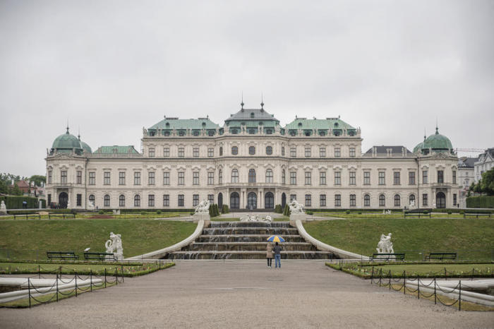 Zwei Personen gehen vor dem Museum Oberes Belvedere des Schlosses Belvedere in Wien. Foto: epa/Christian Bruna