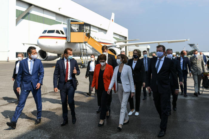 Deutscher und französischer Verteidigungsminister besuchen Airbus. Foto: epa/Philipp Guelland