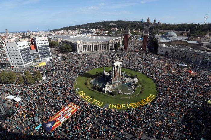 Tausende von Menschen versammeln sich auf der Plaza de Espana in Barcelona. Foto: epa/Alberto Estevez