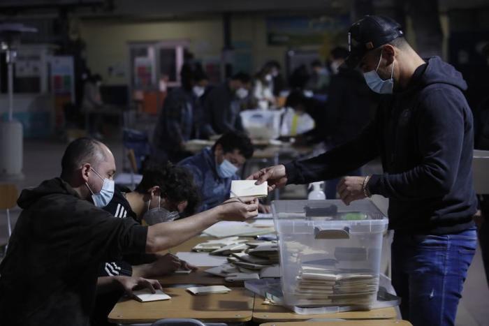 Nach Abschluss der Kommunal- und Verfassungswahlen in Santiago de Chile schließen die Beamten die Wahllokale und beginnen mit der Auszählung der Stimmen. Foto: epa/Alberto Valdes
