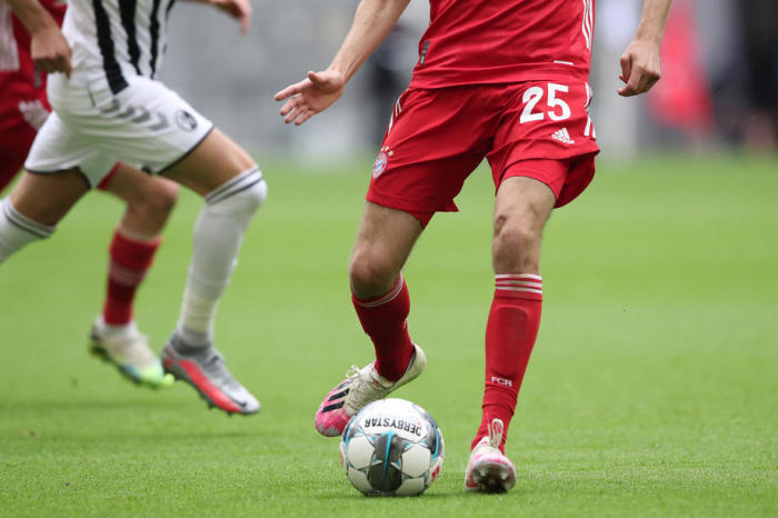 Im Bundesligaspiel laeuft Thomas Mueller vom FC Bayern Muenchen mit dem Ball. Foto: epa/Alexander Hassenstein