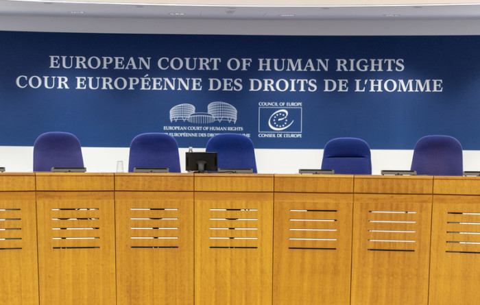 Der Gerichtssaal des Europäischen Gerichtshofs für Menschenrechte (EGMR) ist vor der Urteilsverkündung am Gericht in Straßburg zu sehen. Foto: epa/Patrick Seeger