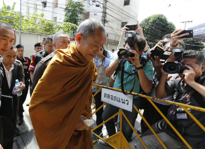 Phra Buddha Issara auf dem Weg zum Gerichtssaal. Foto: epa/Narong Sangnak