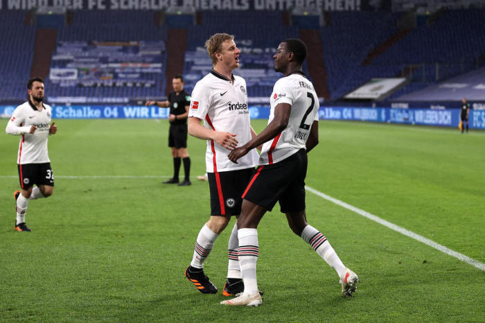 Evan Ndicka von Eintracht Frankfurt jubelt mit Teamkollege Martin Hinteregger. Foto: epa/Lars Baron