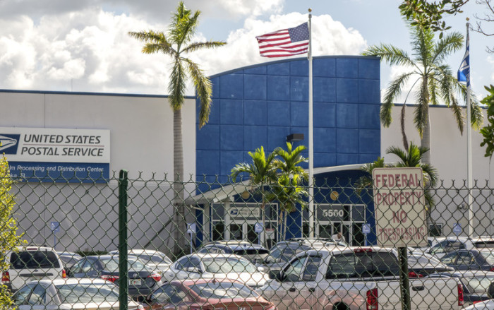 Postverteilungszentrum in Opa-Locka, Florida, USA, 26. Oktober 2018, wo die Beamten mehrere Pakete mit möglichen Bomben glauben, die geliefert wurden. Foto: epa/Cristobal Herrera