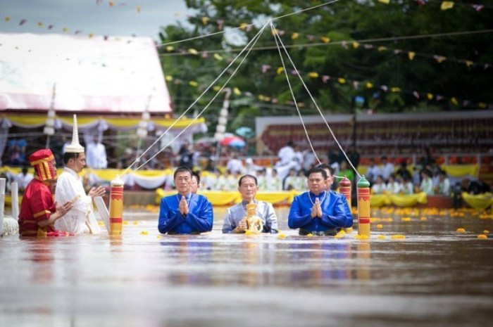 Sanft wird die Buddha-Figur in den Fluss getaucht. Foto: Tourism Authority of Thailand