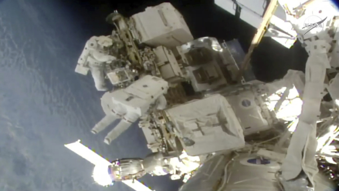 Die Astronauten Nick Hague und Christina Koch schweben an der Raumstation ISS im Weltall. Foto: NASA/Ap/dpa 