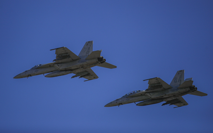 Kampfjets der USA fliegen während des Besuchs von NATO-Generalsekretär Stoltenberg auf dem Luftwaffenstützpunkt Mihail Kogalniceanu. Foto: Andreea Alexandru