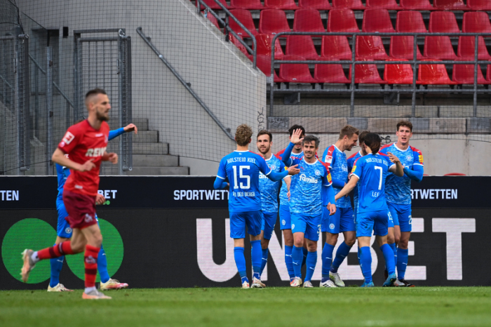 Bundesliga - Relegation, Hinspiele, 1. FC Köln - Holstein Kiel im Rhein-Energie-Stadion. Die Spieler von Kiel freuen sich nach dem 0-1. Foto: Ina Fassbender