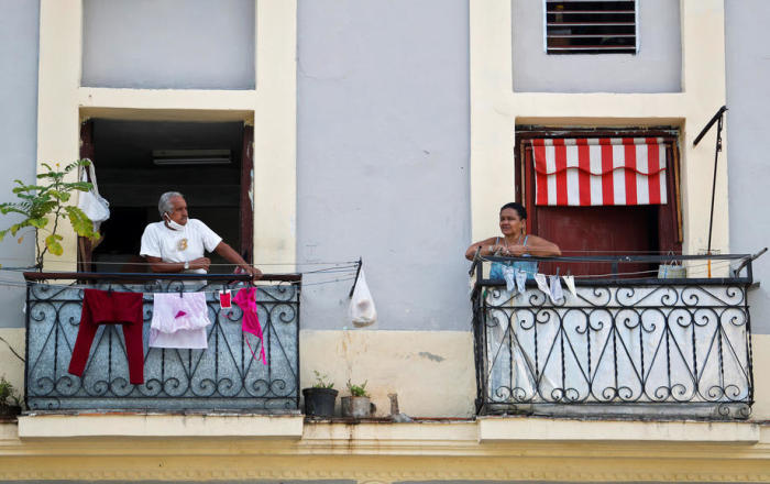 Die Menschen stehen auf ihren Balkonen inmitten der andauernden Coronavirus-COVID-19-Pandemie in Havanna. Foto: epa/Yander Zamora
