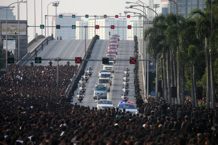 Zehntausende weinen auf den Straßen, als Bhumibols Leichnam zum Königspalast gebracht wird. Foto: epa/Diego Azubel