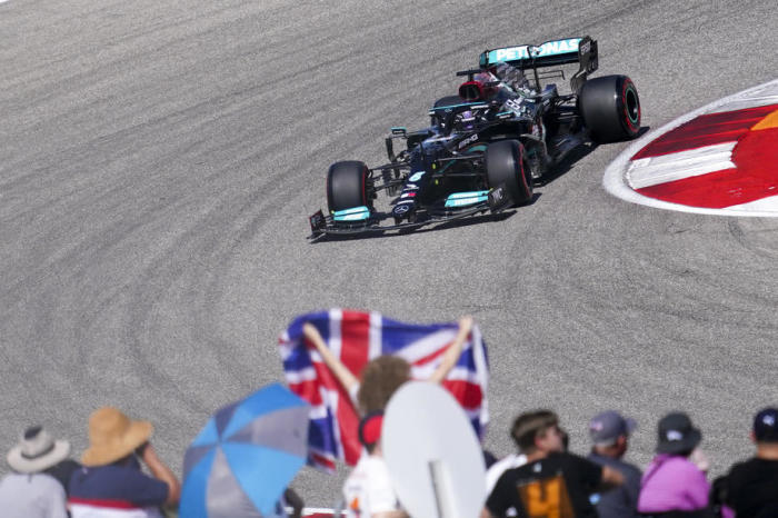 Der britische Formel-1-Pilot Lewis Hamilton (Mercedes-AMG Petronas) während des dritten freien Trainings zum Großen Preis der USA auf dem Circuit of The Americas in Austin. Foto: epa/Shawn Thew