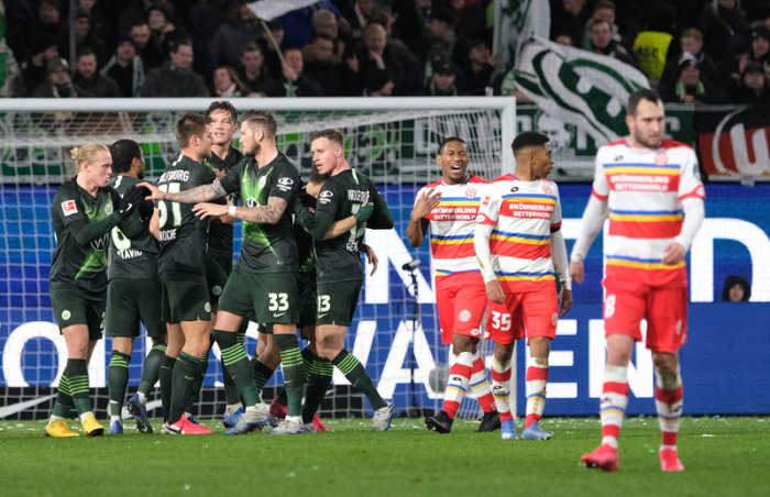 Wolfsburgs Josip Brekalo (verdeckt) bejubelt sein Tor zum 1:0 gegen den FSV Mainz 05 mit seinen Mannschaftskollegen. Foto: Peter Steffen/Dpa