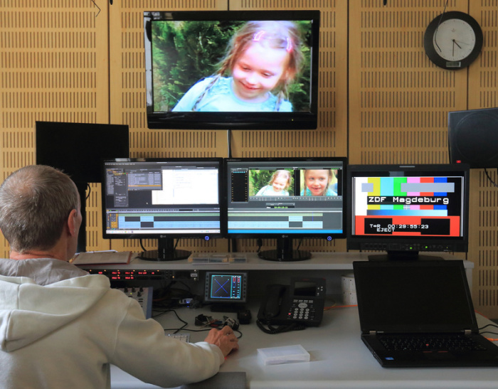 An einem Beitrag über die vermisste Inga aus Schönebeck für die Fernsehsendung «Aktenzeichen XY... ungelöst» wird im ZDF Landesstudio in Magdeburg gearbeitet. Foto: Jens Wolf/Dpa-zentralbild/dpa