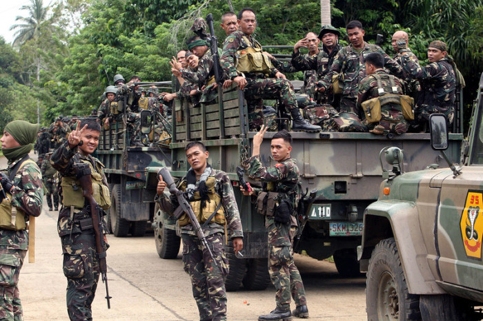 Philippinische Streitkräfte bombadierten das Lager der Terroristen. Foto: epa/Ben Hajan