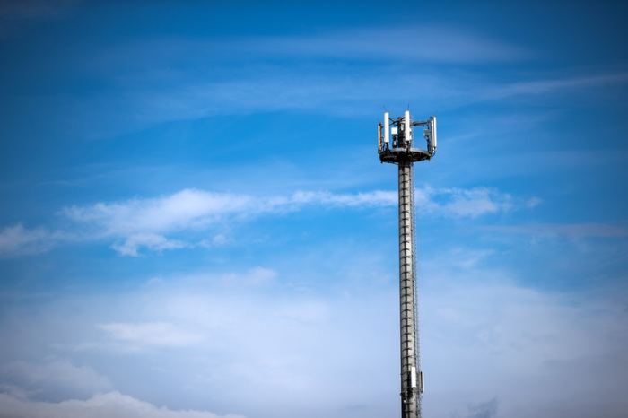 Ein Mast mit verschiedenen Antennen von Mobilfunkanbietern. Foto: Jens Büttner/Zb/dpa