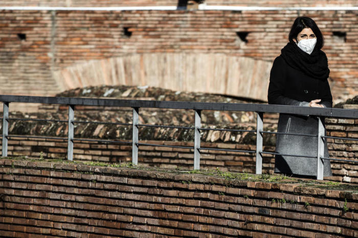 Die Bürgermeisterin von Rom, Virginia Raggi, besucht die Ausgrabungsstätte vor der Präsentation der Kunstausstellung mit dem Titel 
