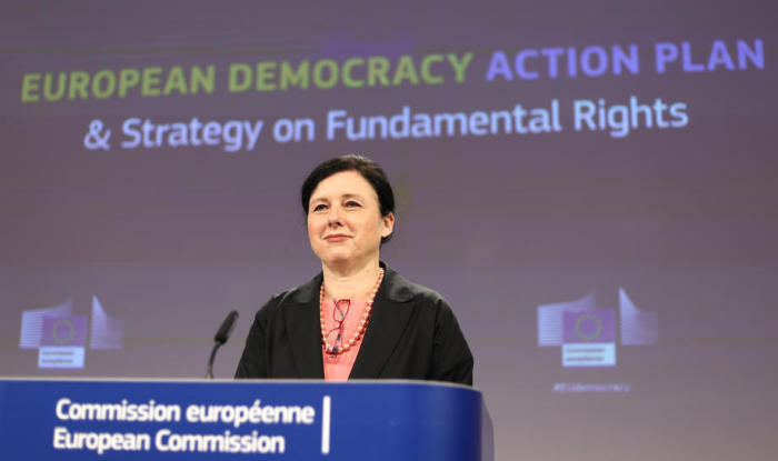 Vera Jourova, Vizepräsidentin der Europäischen Kommission und zuständig für Werte und Transparenz, gibt eine Pressekonferenz. Foto: epa/Kenzo Tribouillard