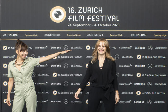 Die Schweizer Schauspielerin Carol Schuler und Anna Pieri Zürcher posieren auf dem Grünen Teppich für die Eröffnungsnacht des 16. Zurich Film Festival (ZFF) in Zürich. Foto: epa/Ennio Leanza