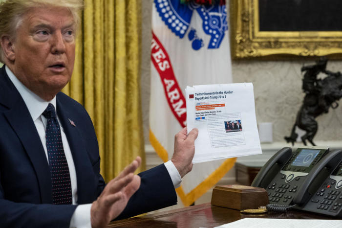 US-Präsident Donald J. Trump zeigt einen Bericht über Tweeter Moments on Mueller Report gegen ihn. Foto: epa/DOUG MILLS