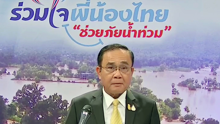 Ministerpräsident Prayut Chan-o-cha folgt dem Beispiel von Schauspieler Bin Bunluerit und spendet Flutopfern einen Betrag aus seinem  Privatvermögen. Foto: The Nation