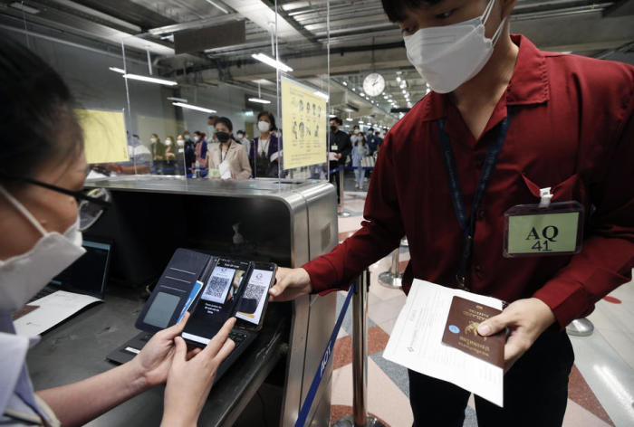 Ein Flughafenmitarbeiter scannt bei der Übung einen QR-Code ein. Foto: epa/Rungroj Yongrit