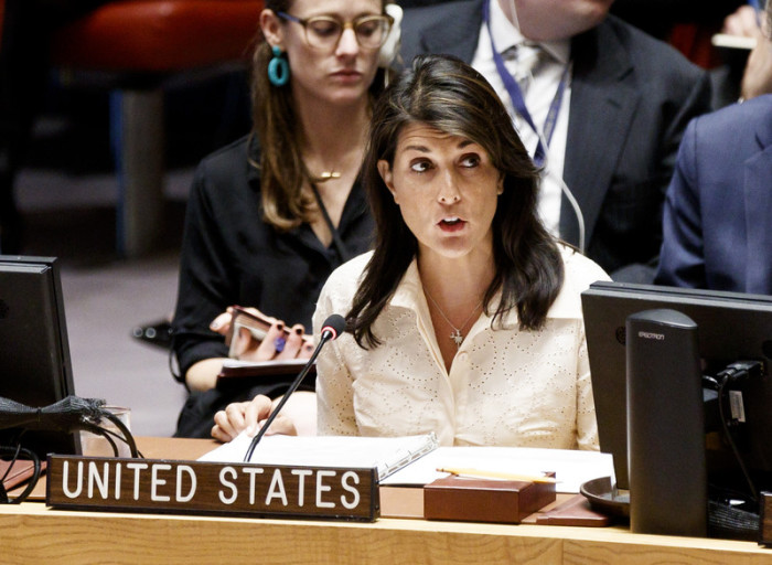 Nikki Haley (M.), UN-Botschafterin der USA, spricht bei einer Sitzung des Sicherheitsrats der Vereinten Nationen über die Lage in Syrien. Foto: epa/Justin Lane